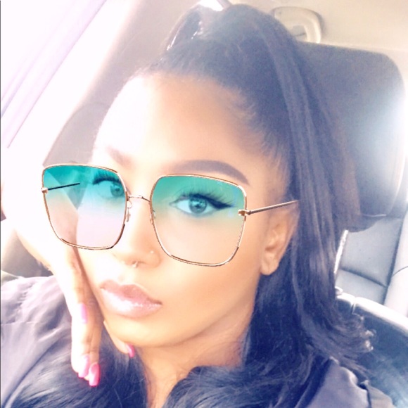 Meet your Posher, Rositta - Picture 1 of 1